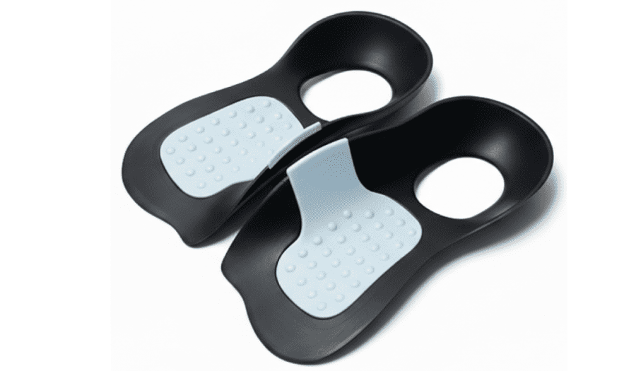 족저근막염 신발 사용 대신 라이언문 아치 서포트 깔창을 사용하기 위해 제품을 보여줌